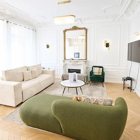 Appartamento Champs Elysées!Montaigne, New Luxurious 6pers flat Parigi Esterno foto