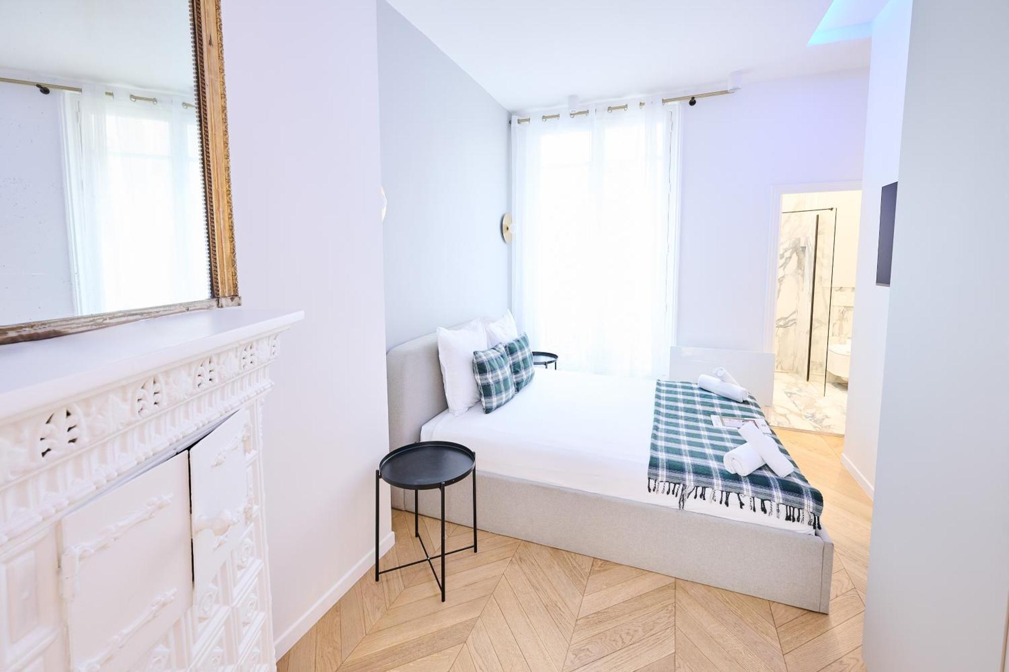 Appartamento Champs Elysées!Montaigne, New Luxurious 6pers flat Parigi Esterno foto